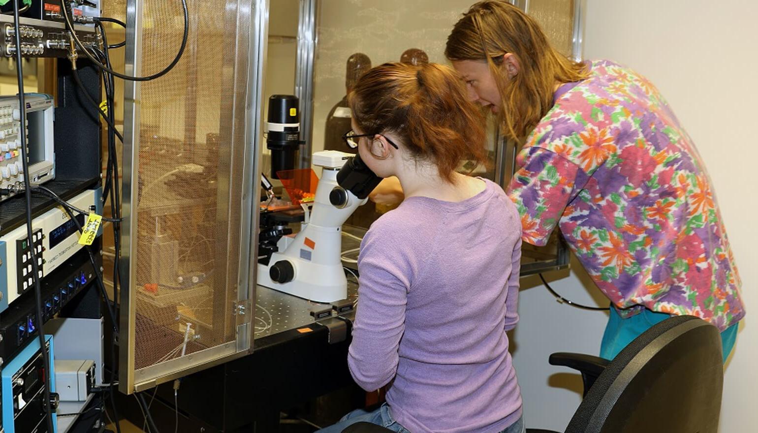 Students working in 生物物理学 lab